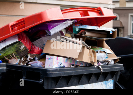 Ein überflüssiges Papier kollektive Ort für Haushalt Müll und Abfall, Eine Altpapier Sammelstelle Fuer Haushaltsmuell Und Abfaelle Stockfoto