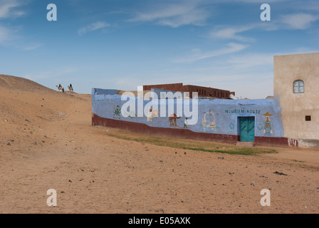 Nubische Haus in der Nähe von Qubbet el-Hawa, Westjordanland, Aswan, Oberägypten Stockfoto