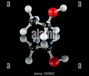 Ethanol chemische Modell auf einem schwarzen Hintergrund Stockfoto