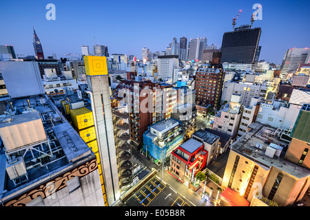 Shinjuku, Tokio, Japan Stadtbild in der Dämmerung. Stockfoto