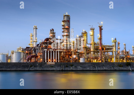 Öl-Raffinerien Linie ein Flusses in Yokkaichi, Japan. Die Stadt ist seit den 1930er Jahren ein Zentrum für die chemische Industrie. Stockfoto