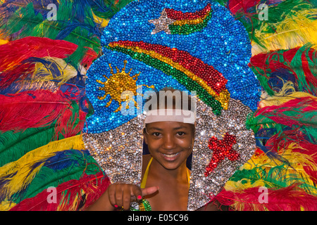 Tänzer tragen Tracht am Karnevalsumzug, Olinda, Bundesstaat Pernambuco, Brasilien Stockfoto