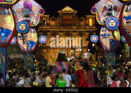 Karnevalsumzug vor Salvador Kathedrale, Pelourinho Viertel bei Nacht, Salvador, Bahia, Brasilien Stockfoto