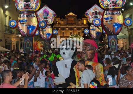 Karnevalsumzug vor Salvador Kathedrale, Pelourinho Viertel bei Nacht, Salvador, Bahia, Brasilien Stockfoto