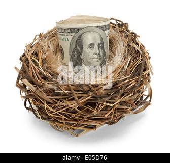 Ruhestand Notgroschen von Bargeld in einem Nest auf einem weißen Hintergrund isoliert Stockfoto