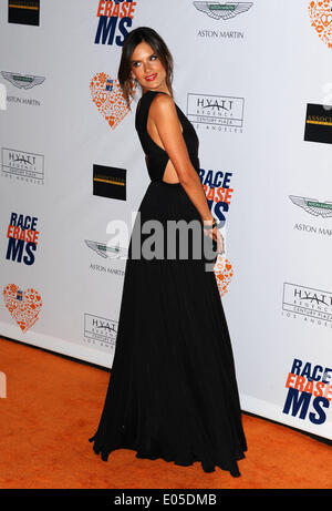 Los Angeles, Kalifornien, USA. 2. Mai 2014. Alessandra Ambrosio Teilnahme an der 21. Jahrestagung Rennen zu löschen MS Gala statt im Hyatt Regency Plaza Hotel in Century City, Kalifornien am 2. Mai 2014. 201 Credit: D. Long/Globe Photos/ZUMAPRESS.com/Alamy Live-Nachrichten Stockfoto