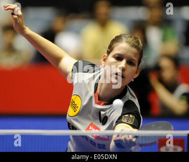 Tokio, Japan. 3. Mai 2014. Petrissa Solja Deutschland spielt gegen Lee Ho Ching von Chinas Hong Kong während der Frauen Team Viertelfinalspiel in Zen-Noh Tischtennis-Weltmeisterschaften 2014 in Tokio, Japan, 3. Mai 2014. Deutschland verlor 0: 3. © Stringer/Xinhua/Alamy Live-Nachrichten Stockfoto