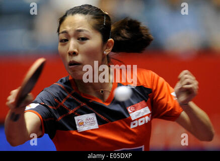 Tokio, Japan. 3. Mai 2014. Yu Mengyu von Singapur spielt gegen Elizabeta Samara Rumäniens während der Frauen Team Viertelfinalspiel in Zen-Noh Tischtennis-Weltmeisterschaften 2014 in Tokio, Japan, 3. Mai 2014. Singapur gewann 3: 1. © Stringer/Xinhua/Alamy Live-Nachrichten Stockfoto