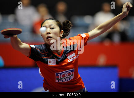 Tokio, Japan. 3. Mai 2014. Yu Mengyu von Singapur spielt gegen Elizabeta Samara Rumäniens während der Frauen Team Viertelfinalspiel in Zen-Noh Tischtennis-Weltmeisterschaften 2014 in Tokio, Japan, 3. Mai 2014. Singapur gewann 3: 1. © Stringer/Xinhua/Alamy Live-Nachrichten Stockfoto