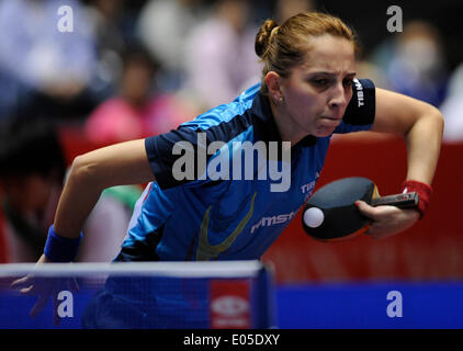 Tokio, Japan. 3. Mai 2014. Elizabeta Samara von Rumänien spielt gegen Yu Mengyu von Singapur während der Frauen Team Viertelfinalspiel in Zen-Noh Tischtennis-Weltmeisterschaften 2014 in Tokio, Japan, 3. Mai 2014. Rumänien verloren 1-3. © Stringer/Xinhua/Alamy Live-Nachrichten Stockfoto