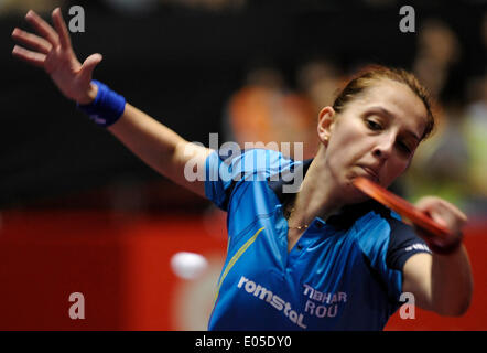 Tokio, Japan. 3. Mai 2014. Elizabeta Samara von Rumänien spielt gegen Yu Mengyu von Singapur während der Frauen Team Viertelfinalspiel in Zen-Noh Tischtennis-Weltmeisterschaften 2014 in Tokio, Japan, 3. Mai 2014. Rumänien verloren 1-3. © Stringer/Xinhua/Alamy Live-Nachrichten Stockfoto