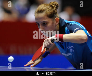 Tokio, Japan. 3. Mai 2014. Elizabeta Samara von Rumänien spielt gegen Yu Mengyu von Singapur während der Frauen Team Viertelfinalspiel in Zen-Noh Tischtennis-Weltmeisterschaften 2014 in Tokio, Japan, 3. Mai 2014. Rumänien verloren 1-3. © Stringer/Xinhua/Alamy Live-Nachrichten Stockfoto