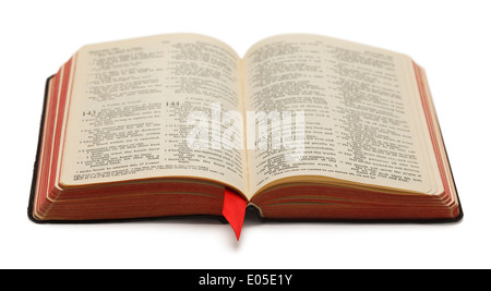 Schwarze Bibel mit roten Seiten offen und isoliert auf weißem Hintergrund. Stockfoto