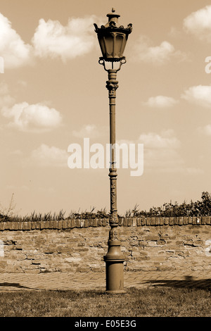 Alte Lampen auf der Petrovaradin Festung in Novi Sad, Serbien in Sepia Farbe. Stockfoto