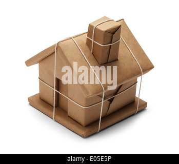 Haus eingepackt bei Brown Paper Schnur und Seil isoliert auf weißem Hintergrund. Stockfoto