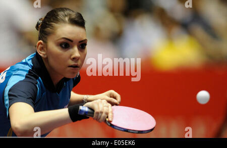 Tokio, Japan. 3. Mai 2014. Bernadette Szocs Rumäniens spielt gegen Li Isabelle Siyun von Singapur während der Frauen Team Viertelfinalspiel in Zen-Noh Tischtennis-Weltmeisterschaften 2014 in Tokio, Japan, 3. Mai 2014. Rumänien verloren 1-3. © Stringer/Xinhua/Alamy Live-Nachrichten Stockfoto