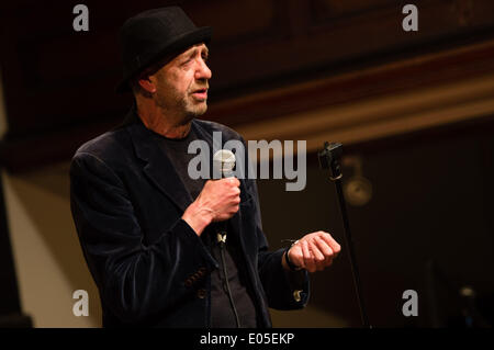 Machynlleth, Wales, UK. 2. Mai 2014.  Altgediente Komiker ARTHUR SMITH beim fünften jährlichen Machynlleth Comedy Festival. Jetzt eine etablierte-Funktion auf der UK-Comedy-Szene, das Festival zieht Top-Namen Künstler und Tausende von Menschen aus ganz England für ein Wochenende voller seltsame und wunderbare Veranstaltungen in und um die walisischen Kleinstadt Bildnachweis: Keith Morris 2014/Alamy Live News Stockfoto