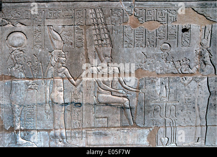 Deir el-Medina, Luxor Westbank: Tempel der Göttin Hathor.Carvings an Wand. Stockfoto