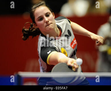 Tokio, Japan. 3. Mai 2014. Sabine Winter Deutschland spielt gegen NG Flügel Nam von Chinas Hong Kong während der Frauen Team Viertelfinalspiel in Zen-Noh Tischtennis-Weltmeisterschaften 2014 in Tokio, Japan, 3. Mai 2014. Deutschland verlor 0: 3. © Stringer/Xinhua/Alamy Live-Nachrichten Stockfoto
