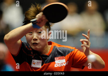 Tokio, Japan. 3. Mai 2014. Feng Tianwei von Singapur spielt gegen Daniela Monteiro Dodean Rumäniens während der Frauen Team Viertelfinalspiel in Zen-Noh Tischtennis-Weltmeisterschaften 2014 in Tokio, Japan, 3. Mai 2014. Singapur gewann 3: 1. © Stringer/Xinhua/Alamy Live-Nachrichten Stockfoto