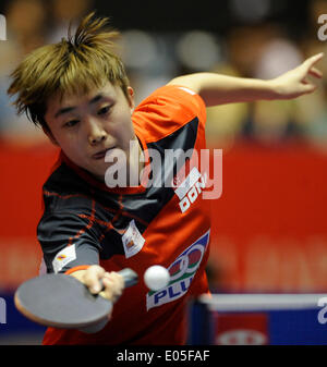 Tokio, Japan. 3. Mai 2014. Feng Tianwei von Singapur spielt gegen Daniela Monteiro Dodean Rumäniens während der Frauen Team Viertelfinalspiel in Zen-Noh Tischtennis-Weltmeisterschaften 2014 in Tokio, Japan, 3. Mai 2014. Singapur gewann 3: 1. © Stringer/Xinhua/Alamy Live-Nachrichten Stockfoto