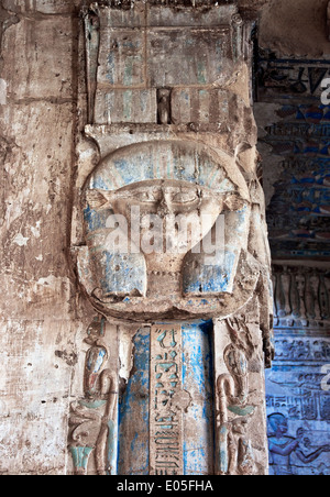 Deir el-Medina, Luxor Westbank: Tempel der Göttin Hathor.A Skulptur der Göttin. Stockfoto