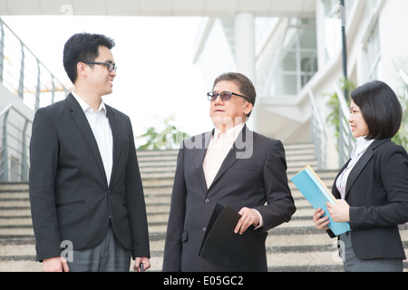 Asiengeschäft Teambesprechung, nachdem Diskussion außerhalb Büro. Stockfoto