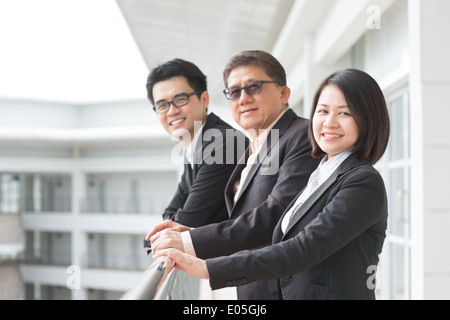 Asien-Geschäft-Team. Gruppe von Geschäftsleuten im Chat außerhalb Büro. Stockfoto
