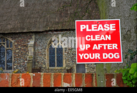 Aufräumarbeiten Sie nach Ihr Hund Zeichen von Stokesby Kirche, Norfolk, England, Vereinigtes Königreich. Stockfoto