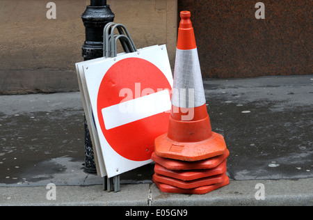 London, England, Vereinigtes Königreich. Gestapelt Leitkegel und No Entry Schilder an der Straße Stockfoto