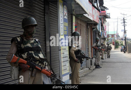 Srinagar, indische verabreicht Kaschmir. 3. Mai 2014: indische paramilitärische Soldaten Wache stehen als nächstes den geschlossenen Geschäften während einer laufenden Ausgangssperre. © Sofi Suhail/Alamy Live-Nachrichten Stockfoto