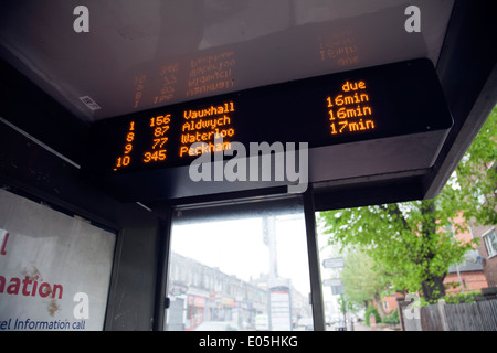 London Busfahrplan Zeiten - Battersea - London UK Stockfoto