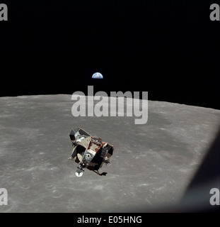 Apollo 11 Mission Bild - Ansicht der Mond Extremität und Mondlandefähre während des Aufstiegs, Mare Smythii, Erde am Horizont Stockfoto