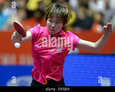 Tokio, Japan. 3. Mai 2014. Chinas Zhu Yuling kehrt ein Schuss zu Kim Jong der DVRK während der Frauen Team Viertelfinalspiel in Zen-Noh Tischtennis-Weltmeisterschaften 2014 in Tokio, Japan, 3. Mai 2014. China gewann 3: 0. © Ma Ping/Xinhua/Alamy Live-Nachrichten Stockfoto