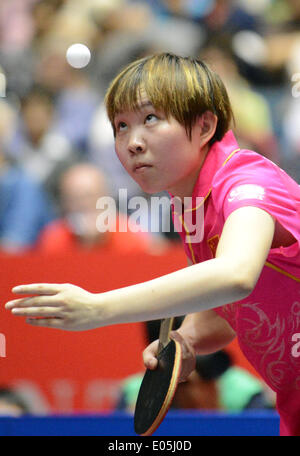 Tokio, Japan. 3. Mai 2014. Chinas Zhu Yuling soll Kim Jong der DVRK während der Frauen Team Viertelfinalspiel in Zen-Noh Tischtennis-Weltmeisterschaften 2014 in Tokio, Japan, 3. Mai 2014. China gewann 3: 0. © Ma Ping/Xinhua/Alamy Live-Nachrichten Stockfoto