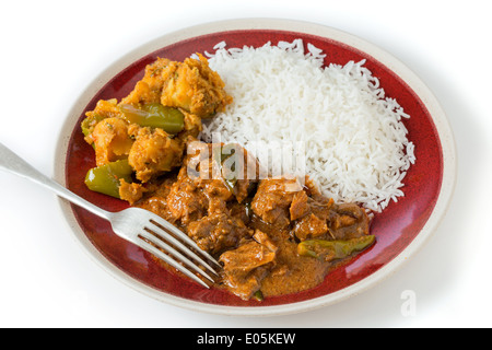 Chettinadu traditionelle indische Knochen Hühnercurry, serviert mit Reis und ein Gericht Aloo, Paprika, Kartoffeln und Paprika. Stockfoto