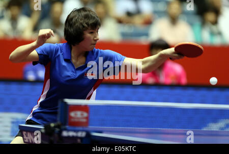 (140503)--TOKYO, 3. Mai 2014 (Xinhua)--Kim Jong der DVRK Renditen einen Schuss zu Chinas Zhu Yuling während die Damenmannschaft Viertelfinale Spiel in Zen-Noh Tischtennis-Weltmeisterschaften 2014 in Tokio, Japan, 3. Mai 2014. China gewann 3: 0. (Xinhua/Li Peng) Stockfoto