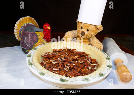 Teddybären bekleidet Köche GAP machen eine Danksagung Pecan Pie neben einem Türkei-Figur Stockfoto