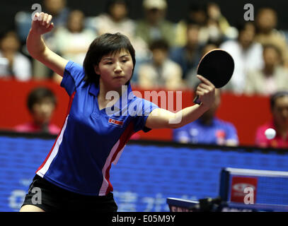 (140503)--TOKYO, 3. Mai 2014 (Xinhua)--Kim Jong der DVRK Renditen einen Schuss zu Chinas Zhu Yuling während die Damenmannschaft Viertelfinale Spiel in Zen-Noh Tischtennis-Weltmeisterschaften 2014 in Tokio, Japan, 3. Mai 2014. China gewann 3: 0. (Xinhua/Li Peng) Stockfoto