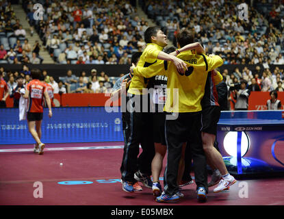 Tokio, Japan. 3. Mai 2014. Chinese Taipei-Spieler feiern ihren Sieg über Südkorea nach der Herrenmannschaft Viertelfinale in Zen-Noh Tischtennis-Weltmeisterschaften 2014 in Tokio, Japan, 3. Mai 2014-Spiel. Chinese Taipei gewann 3-2. © Ma Ping/Xinhua/Alamy Live-Nachrichten Stockfoto
