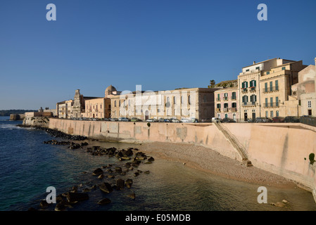 Häuser am Lungomare d'Ortigia Uferpromenade, Ortygia, Syrakus, Provinz von Syrakus, Sizilien, Italien Stockfoto