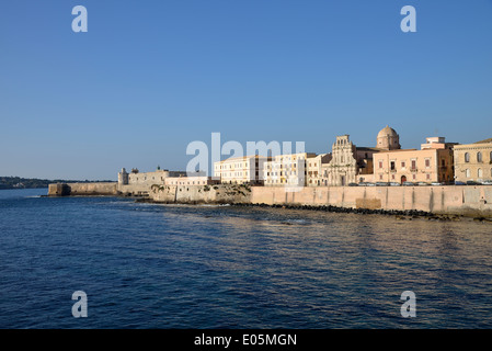 Gebäude am Lungomare d'Ortigia Uferpromenade, Ortygia, Syrakus, Provinz von Syrakus, Sizilien, Italien Stockfoto