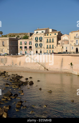 Häuser am Lungomare d'Ortigia Uferpromenade, Ortygia, Syrakus, Provinz von Syrakus, Sizilien, Italien Stockfoto