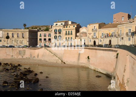 Häuser am Lungomare d'Ortigia Uferpromenade, Ortygia, Syrakus, Provinz von Syrakus, Sizilien, Italien Stockfoto