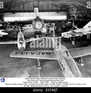 NACA Flugzeuge im Hangar - im Uhrzeigersinn von vorne in der Mitte: YF-84A, D-558-1, D-558-2, B-47, x-1 Schiff Stockfoto