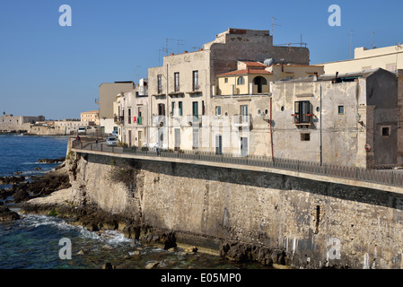 Häuser am Lungomare d'Ortigia Uferpromenade, Ortygia, Syrakus, Provinz von Syrakus, Sizilien, Italien Stockfoto