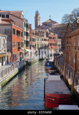 Venedig, Italien - 11. März 2014: Fondamneta del Monastero Straße und Kanal. Stockfoto