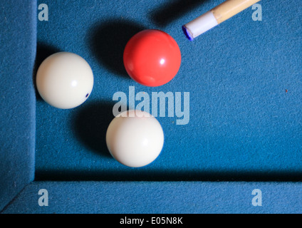 Carambole Billard mit Kugeln in der Ecke Stockfoto