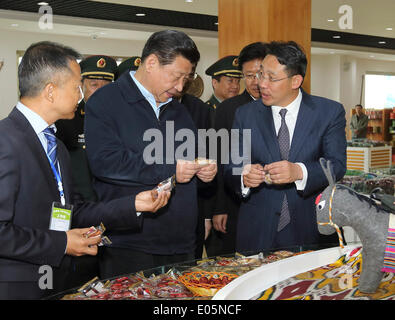 Peking, China. 28. April 2014. Chinesischen Staatspräsidenten Xi Jinping (2. L vorne) besucht ein Lebensmittelunternehmen im Nordwesten Chinas Xinjiang Uygur Autonome Region, 28. April 2014. XI machte eine Inspektionsreise in Xinjiang von April 27 bis 30. © Lan Hongguang/Xinhua/Alamy Live-Nachrichten Stockfoto