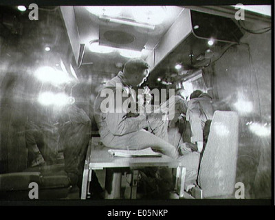 Die Mobile Quarantine Facility (MQF) wird mit den Apollo 11-Astronauten Neil Armstrong, Buzz Aldrin und Michael Collins nach ihrer historischen Mission gezeigt. Dieses Quarantäneverfahren war wichtig, um während des Apollo-Programms eine Kontamination aus dem Raum zu verhindern. Stockfoto